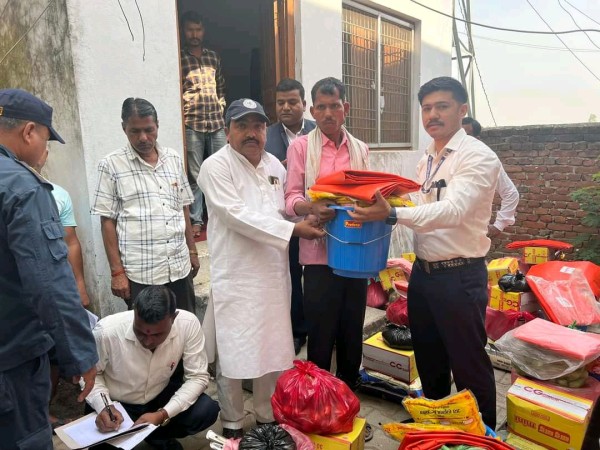 Distribution of food items to fire victims by Narainapur Municipality